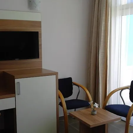 Hotel Larisa מלון 3*