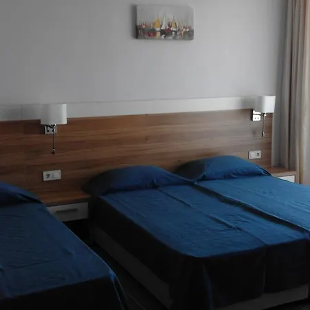 Hotel Larisa מלון 3*