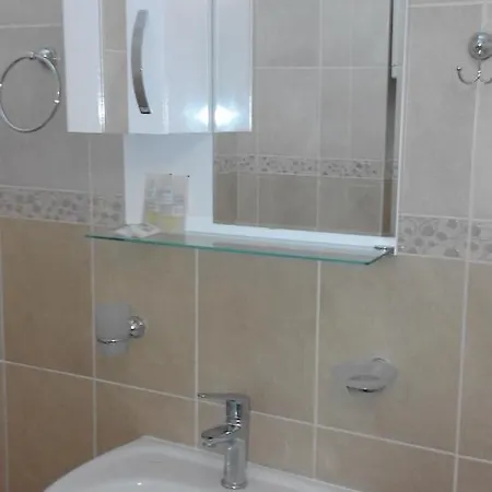מלון Hotel Larisa 3*