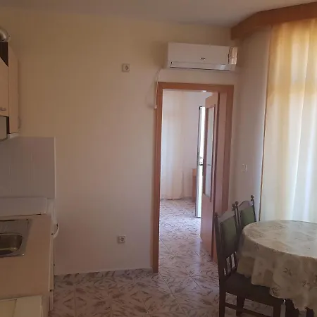 Hotel Larisa מלון 3*