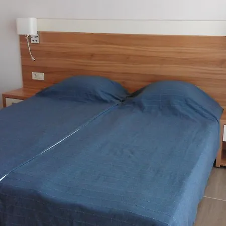 מלון Hotel Larisa 3*